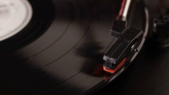 黑胶唱片在老式唱片唱机上播放