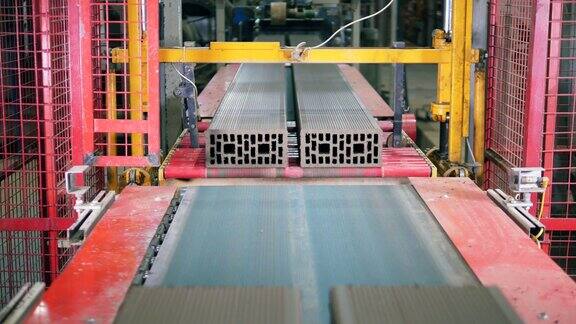 工厂的机器正在切割新鲜的砖块