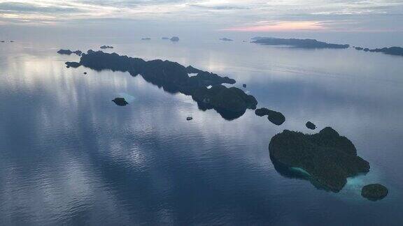 拉贾安帕平静的水面和岛屿鸟瞰图