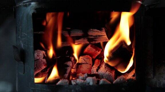 在炉子里烧木头
