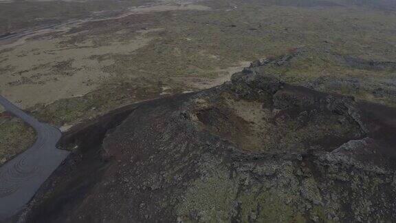 从空中俯瞰冰岛的黑沙火山口