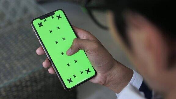 男子手持绿色显示屏手机色度键模型