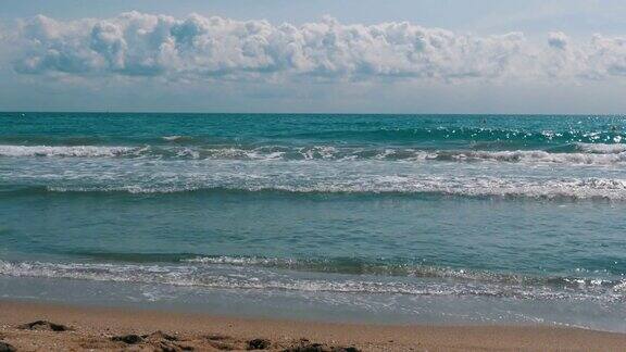 海浪在沙滩上翻滚