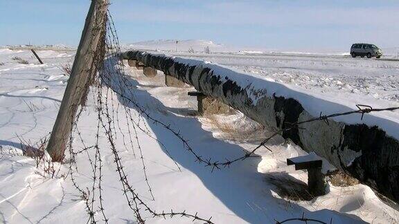 俄罗斯最北部楚科奇废弃城市煤矿的管道