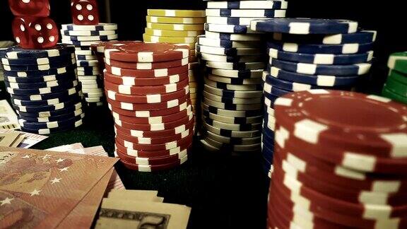 赌博钱、筹码、扑克牌和红骰子