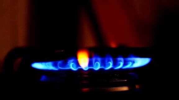 家庭厨房炉子上燃烧器煤气的点火慢动作