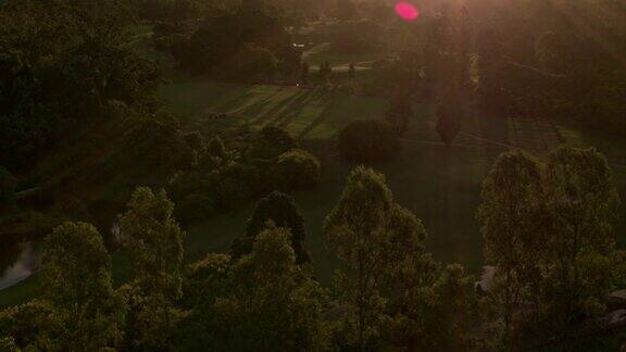 日落在高尔夫球场和公园