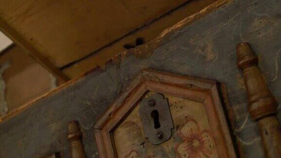 一个旧箱子的锁打开一个旧的木柜子