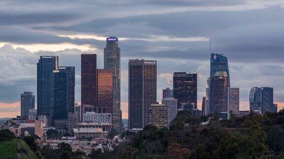 洛杉矶市区Cloudscape白天到晚上日落时间流逝