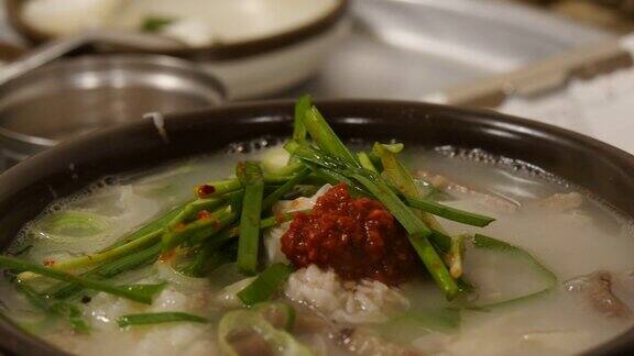 餐馆里的韩国猪肉汤