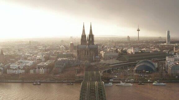 航拍:科隆霍亨索伦大桥在美丽朦胧的阳光下欣赏大教堂和电视塔[4K]