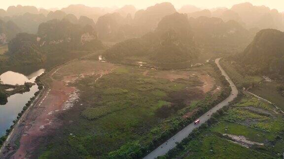航拍:日落时越南北部喀斯特地貌宁平地区无人机拍摄