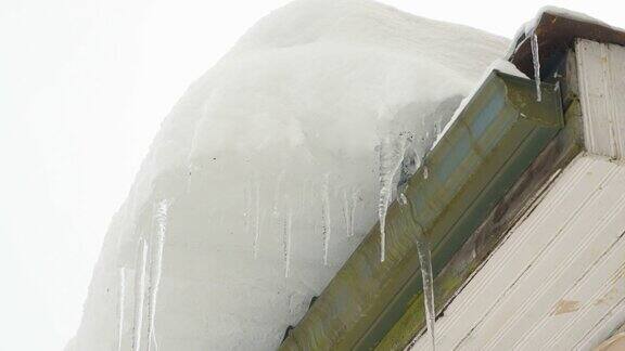 小屋屋顶上的厚厚的积雪