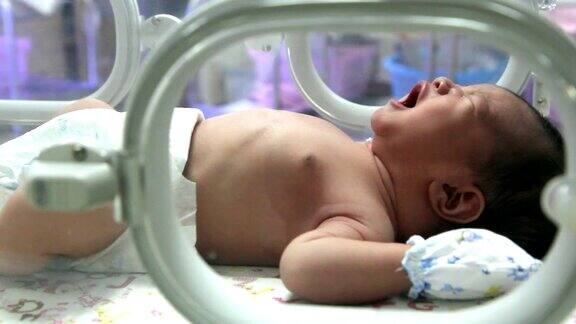 在保育箱中啼哭的新生儿在托儿所得到照顾