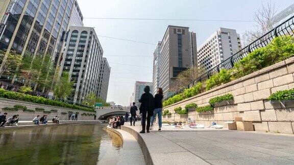 慢镜头:韩国Seouk市中心清溪川运河的行人