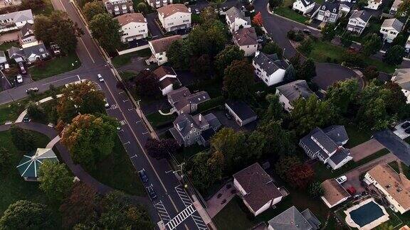 鸟瞰图春田新泽西美国在日落无人机视频与向前和倾斜的摄像机运动