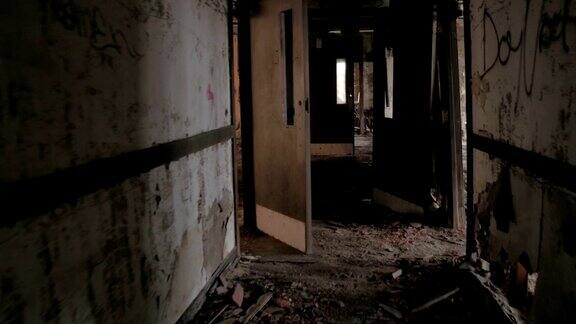 在被遗弃的鬼魅诊所里恐惧地走过黑暗狭窄的走廊