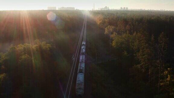 电动通勤列车穿越秋天的森林