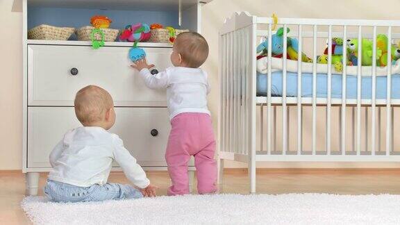 HD:两名幼儿探索育婴室