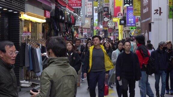 韩国首尔街头拥挤的人群