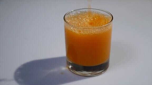 橙汁倒入玻璃杯