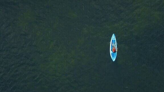 女人皮划艇在加勒比海的热带海滩-大开曼岛-鸟瞰图