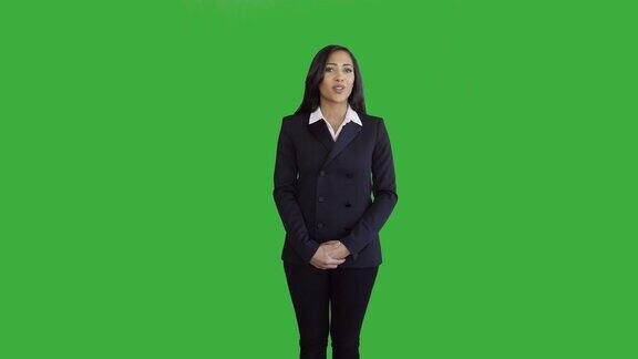 生活方式的肖像年轻的非洲裔美国商业妇女孤立在绿色屏幕色度关键背景