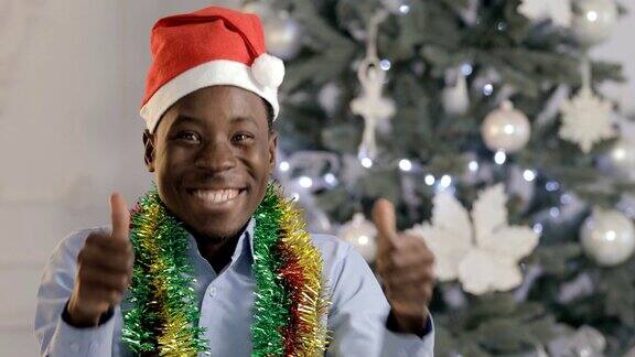 我的天现在是圣诞节了戴着圣诞帽的非洲人