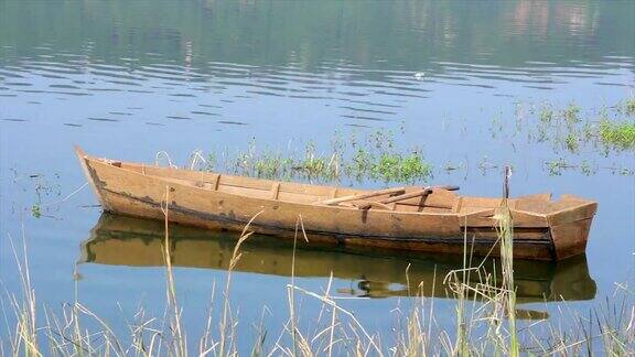 岸边的木船
