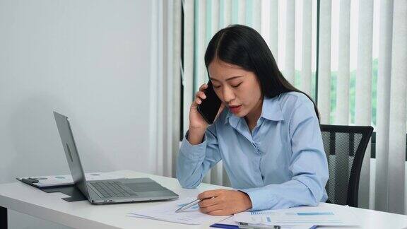 亚洲经理正在与一名员工通电话对办公室错误的文书工作感到愤怒