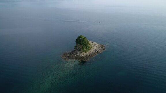 与小岛的海景