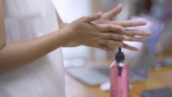 妇女用酒精凝胶洗手