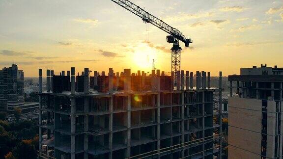 城市日落和正在建设的多层房屋建筑工地鸟瞰图