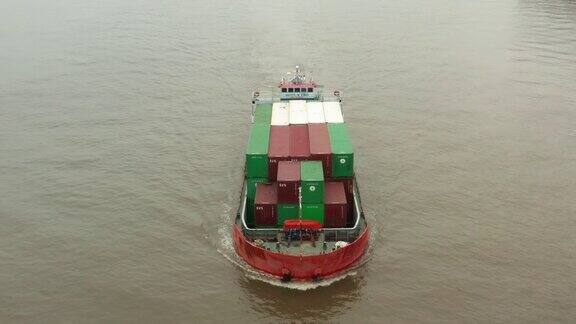 鸟瞰图集装箱货轮前往码头商业港口进行商业物流进出口海运或货运