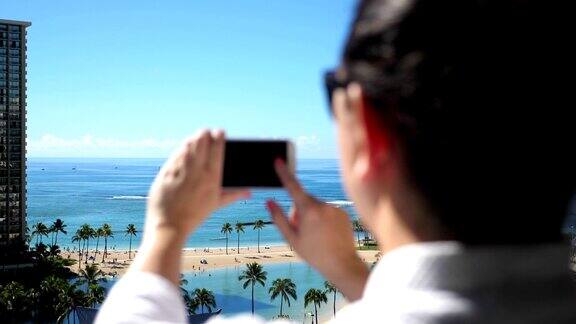 在夏威夷的威基基海滩拍摄慢镜头的女人
