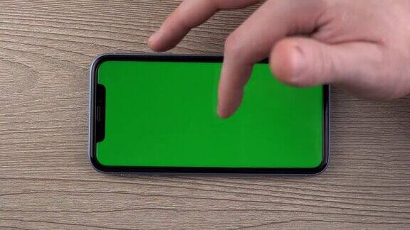 智能手机与绿色屏幕样机滑动滚动手势手近距离移动
