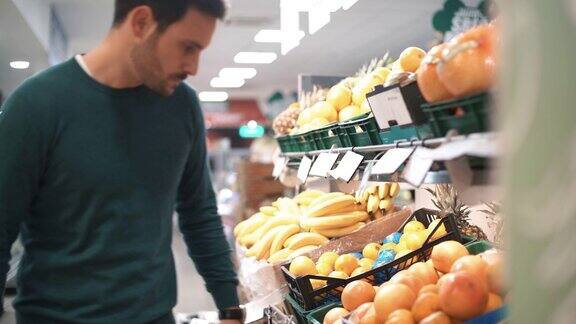 在超市买水果的男人