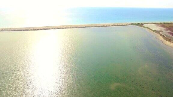 天线:蓝色海洋和盐湖之间的沙洲