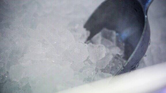 在冷藏箱里放些冰作为冷饮