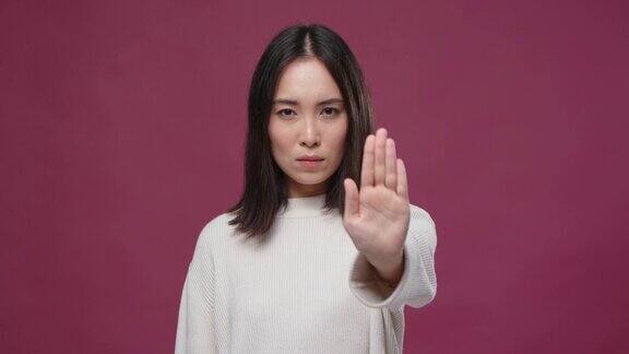 年轻的亚洲女人拒绝停止手势反对玛萨拉copyspace