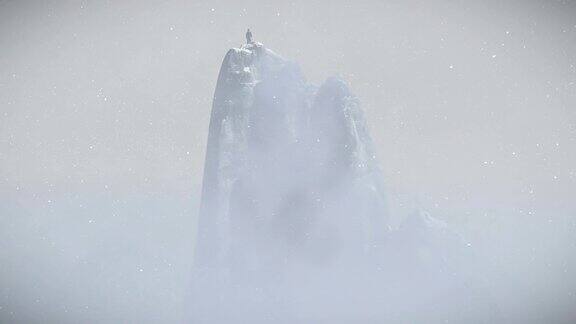 徒步者在雪山上方的云暴风雪无人机观看4K
