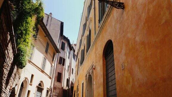 意大利罗马老城区美丽狭窄的街道爬满常春藤的中世纪建筑替身拍摄