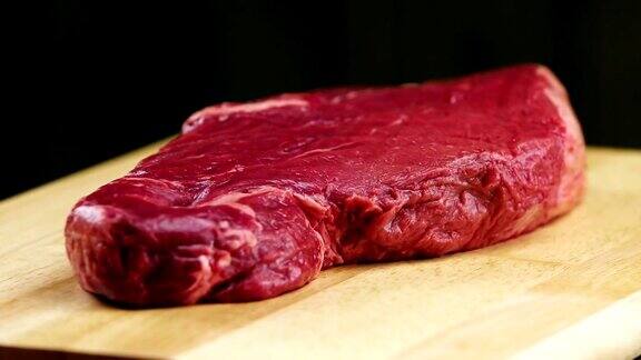 切菜板上的生牛肉