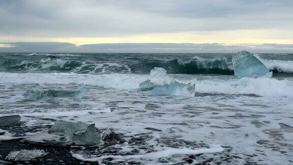 Jokulsarlon海滩上的冰山