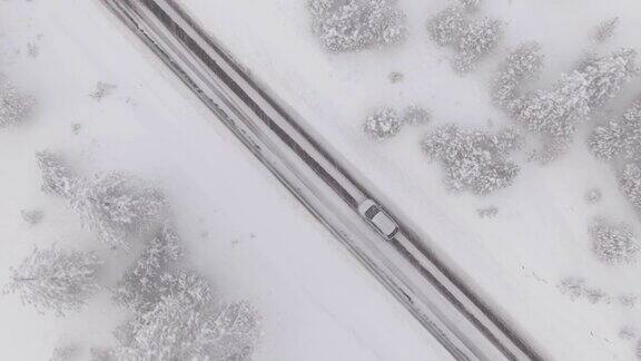 从上到下:在华盛顿斯波坎市汽车穿过一个被雪覆盖的十字路口