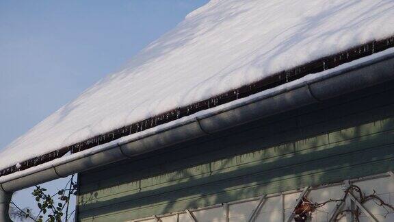积雪覆盖的屋顶沟渠冬天有冰柱