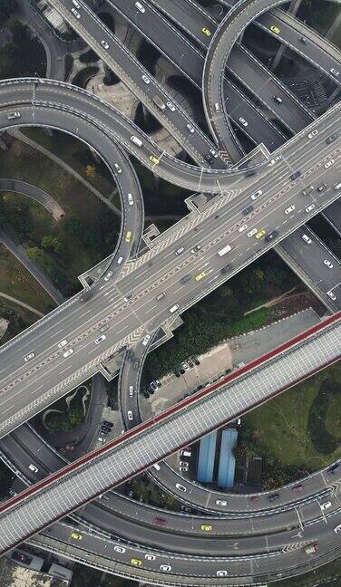 天桥鸟瞰图和繁忙的交通