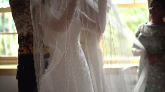 焦虑的新娘在婚礼前戴着面纱