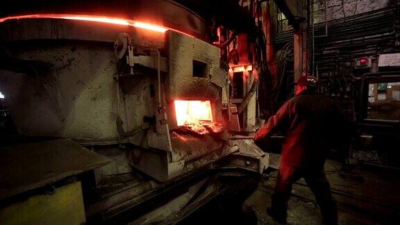 冶金厂的工人在高炉车间工作