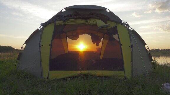 夕阳从帐篷里照进来